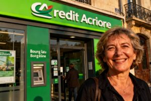 Façade de l'agence Crédit Agricole Bourg-la-Reine avec logo vert, une cliente entrant dans la banque avec un sourire