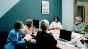 Réunion d’équipe en entreprise pour illustrer le management de transition
