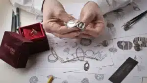 Professionnel examinant une bague avant estimation