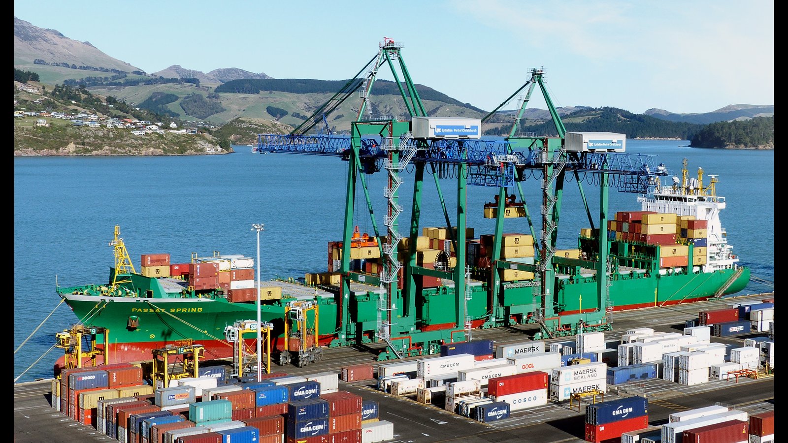 Navire porte-conteneurs Passat Spring à quai au terminal de Lyttelton, en Nouvelle-Zélande