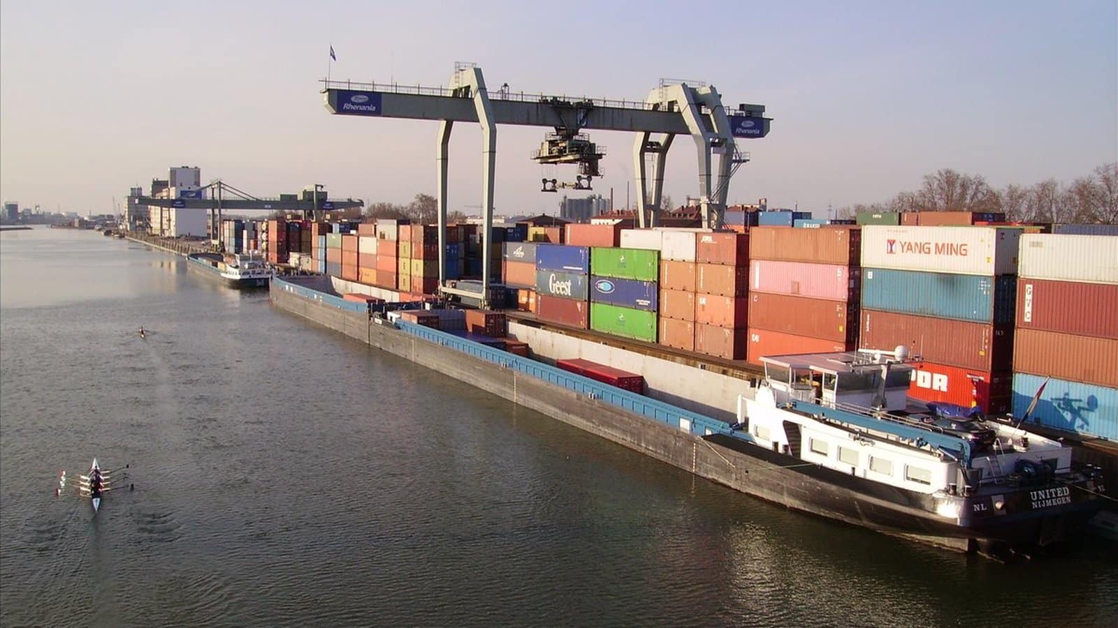 Barge et conteneurs dans le port fluvial de Mannheim, en Allemagne